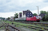219 124 mit RB15262 im Bahnhof Eisenberg, Strecke Crossen - Porstendorf