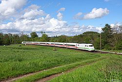 Nach einer Betriebszeit von 30 Jahren muss die Schnellfahrstrecke Hannover – Würzburg abschnittsweise saniert werden. Die Sperrung des Abschnitts Göttingen – Kassel beschert der alten Nord-Südstrecke regen Fernverkehr. Unterwegs als ICE681 Hamburg Altona – Nürnberg Hbf kurvt der 402 027 bei Friedland durch das Leinetal.