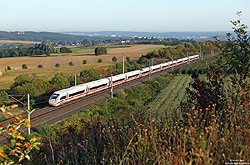 Im Jahr 2019 bekommt der ICE4 (Baureihe 412) die Zulassung für den Einsatz auf der Schnellfahrstrecke Köln – Rhein/Main. Unterwegs als ICE1139 (Essen Hbf – München Hbf) donnert der 412 029 am 20.9.2019 bei Bockeroth über die Rennbahn gen Süden.