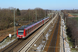 Anfang 2021 beginnen die Bauarbeiten für den viergleisigen Ausbau der Strecke Langenfeld – Leverkusen-Chempark. Der Ausbau ist ein Teil der Baumaßnahme für den Rhein-Ruhr-Express. Als der 422 070 am 12.2.2021 südlich von Langenfeld als S6 nach Köln Nippes fährt, werden hier gerade Bäume und Sträucher für das zweite Streckengleis gerodet. Ab Juni 2022 wird die S-Bahn hier für 14 Monate im Schienenersatzverkehr verkehren!