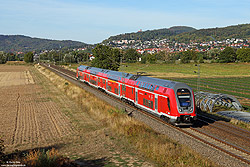 Aus Frankfurt/Main Hbf kommend fährt der Doppelstocktriebzug 446 038 (Abnahme 15.2.2018) bei Heddesheim-Hirschberg als RE15325 nach Mannheim Hbf.