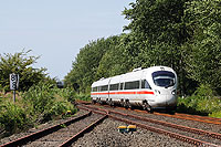 Diesel-ICE 605 006 unterwegs als ICE33 Hamburg Hbf - Kopenhagen im Bahnhof Burg West