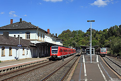 612 621 in verkehrsrot in Idar-Oberstein auf der Nahetalbahn