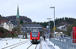 620 012 im verschneiten Bahnhof Brügge mit Stellwerk im Hintergrund