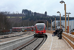 644 049 auf der RB25 im Bahnhof Meinerzhagen mit Behelfsbahnsteig