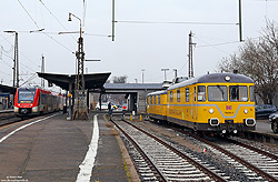 Als letzter seiner Art ist der Schienenprüfzug 726 002/725 002 bei der Deutschen Bahn im Einsatz. Am Morgen des 3.3.2021 rückt der, 1974 auf der Basis der TVT-Baureihe 701 gebaute,Triebwagen zur Messfahrt aus. Hinter dem Motorwagen 725 002 verbirgt sich der Schienebus 798 676 aus dem Jahr 1959. Im Januar 2022 wird auch dieser Oldie ausgemustert.