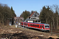 928 510 in verkehrsrot am Haltepunkt Solingen Schaberg mit Bahnhofsgebäude auf dem Müngstener