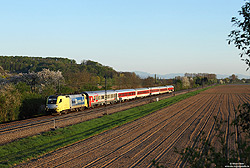 ES64 U2-025 in silber-gelber Lackierung  mit CNL bei Kenzingen auf der Rheintalbahn