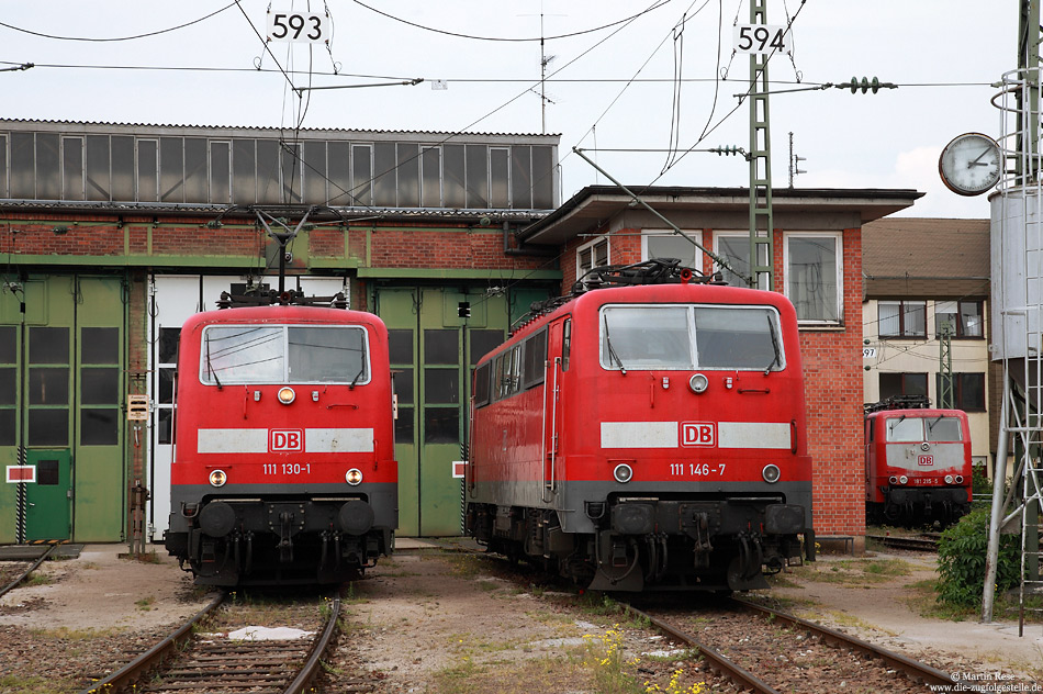 Im Bw Stuttgart warten die einst an das Bw Düsseldorf ausgelieferten 111 130 und 111 146 auf den nächsten Einsatz