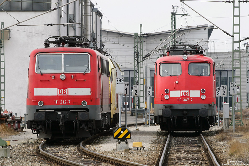 Im Bw München warten die Nürnberger 111 212 und Münchener 110 347 auf den nächsten Einsatz