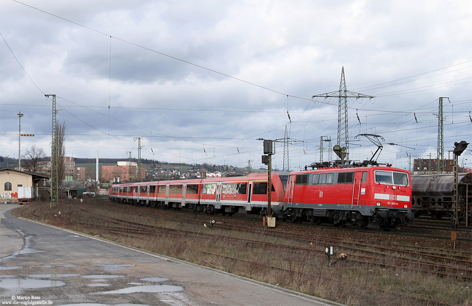 Mit RE4609 Frankfurt – Nürnberg durcheilt die Nürnberger 111 080 den Bahnhof Würzburg Zell