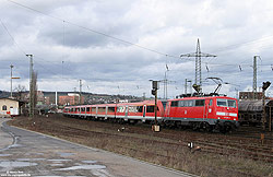 Mit RE4609 Frankfurt – Nürnberg durcheilt die Nürnberger 111 080 den Bahnhof Würzburg Zell