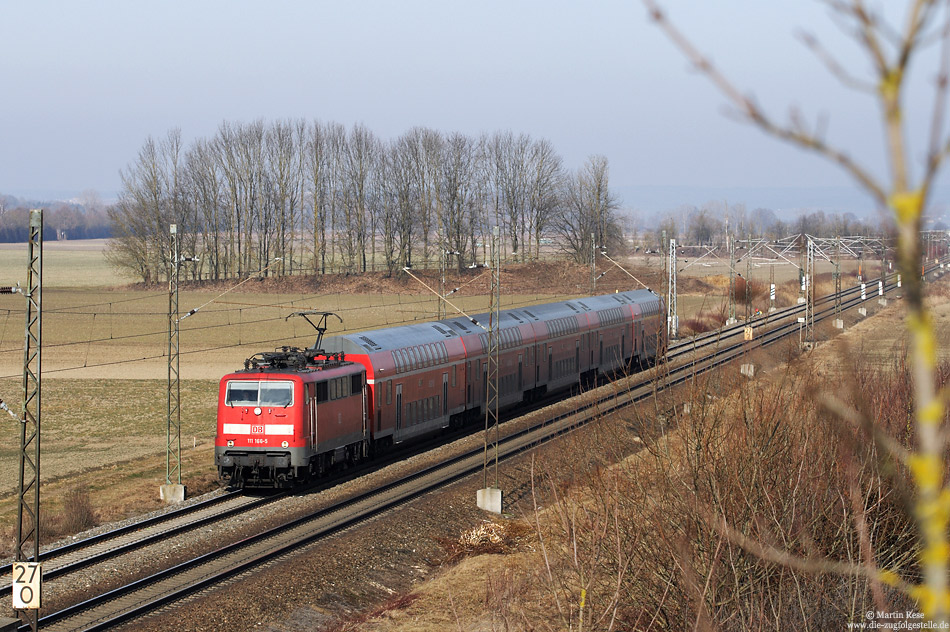 Nahe Nordendorf fährt die Nürnberger 111 166 mit dem RE37709 nach Augsburg Hbf