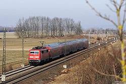 Nahe Nordendorf fährt die Nürnberger 111 166 mit dem RE37709 nach Augsburg Hbf