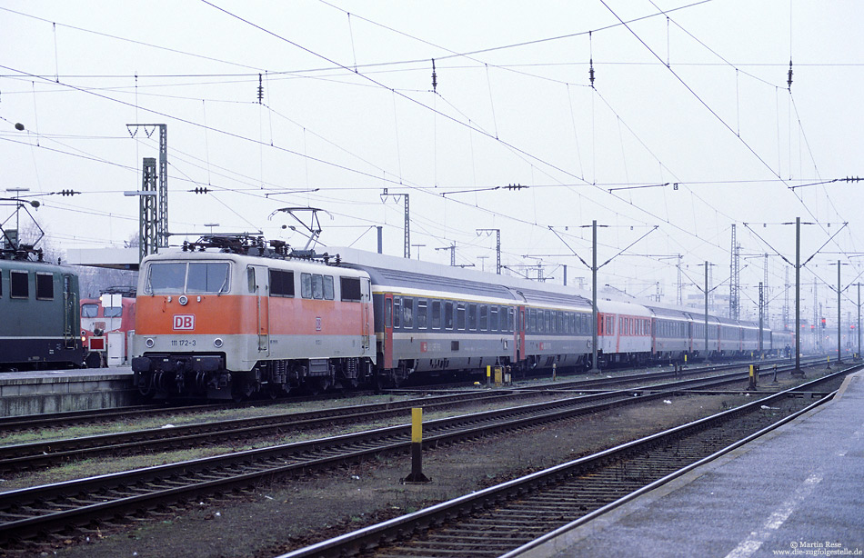 In Regensburg Hbf hat sich die Nürnberger 111 172 vor den EC166 Prag – Zürich gesetzt, um diesen bis München Hbf zu fahren.