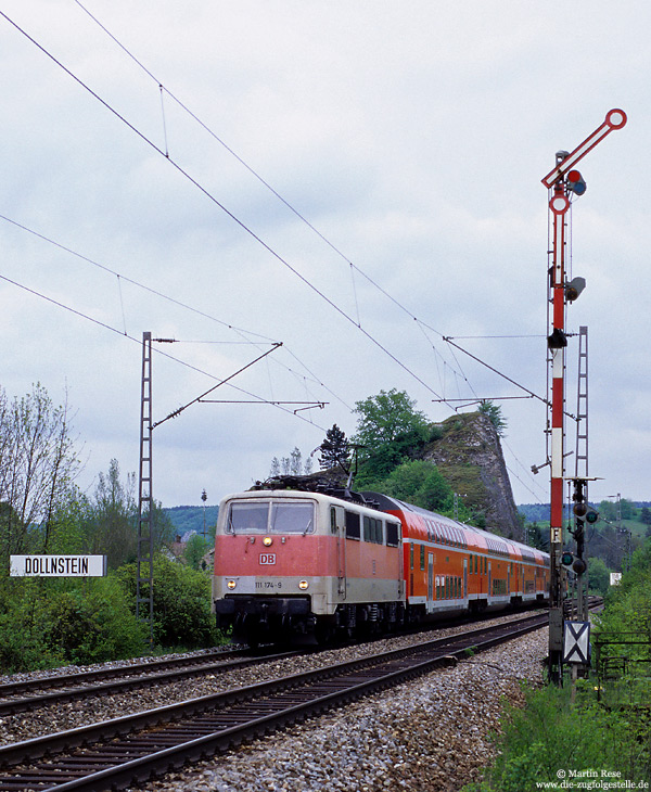 111 174 in grau orange mit RE31228 München - Nürnberg am nördlichen Einfahrsignal von Dollnstein