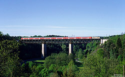 Mit dem RE30213 Nürnberg – München  überquert die S-Bahn 111 183 bei Beratshausen die Laaber