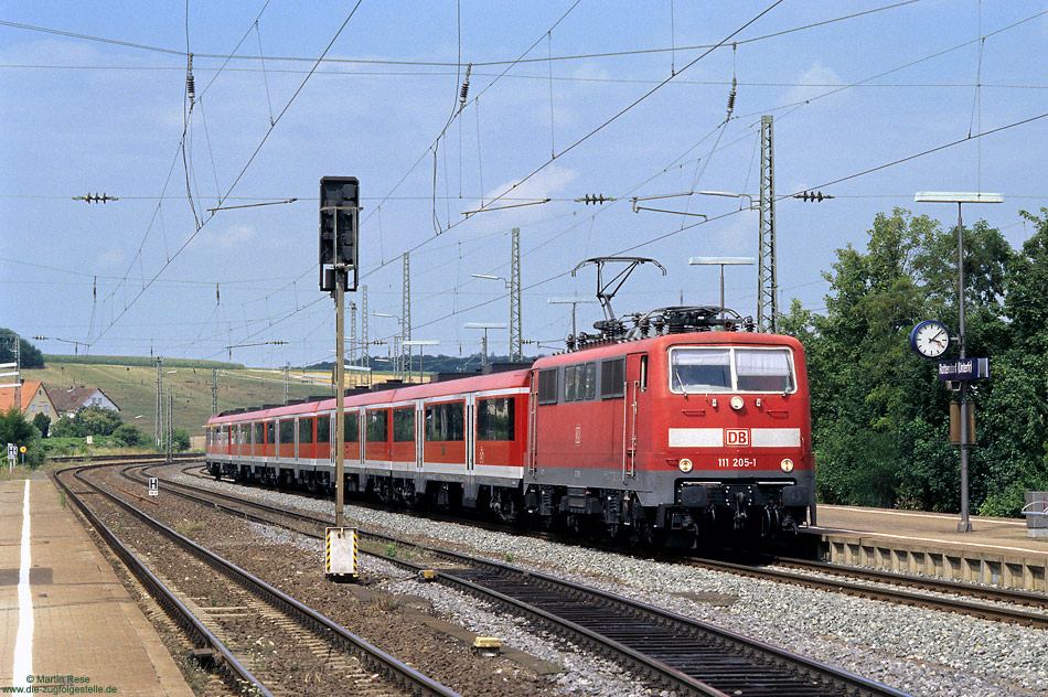 Mit einer aus Modus-Wagen gebildeten Regionalbahn fährt die 111 205 in Rottendorf ein 