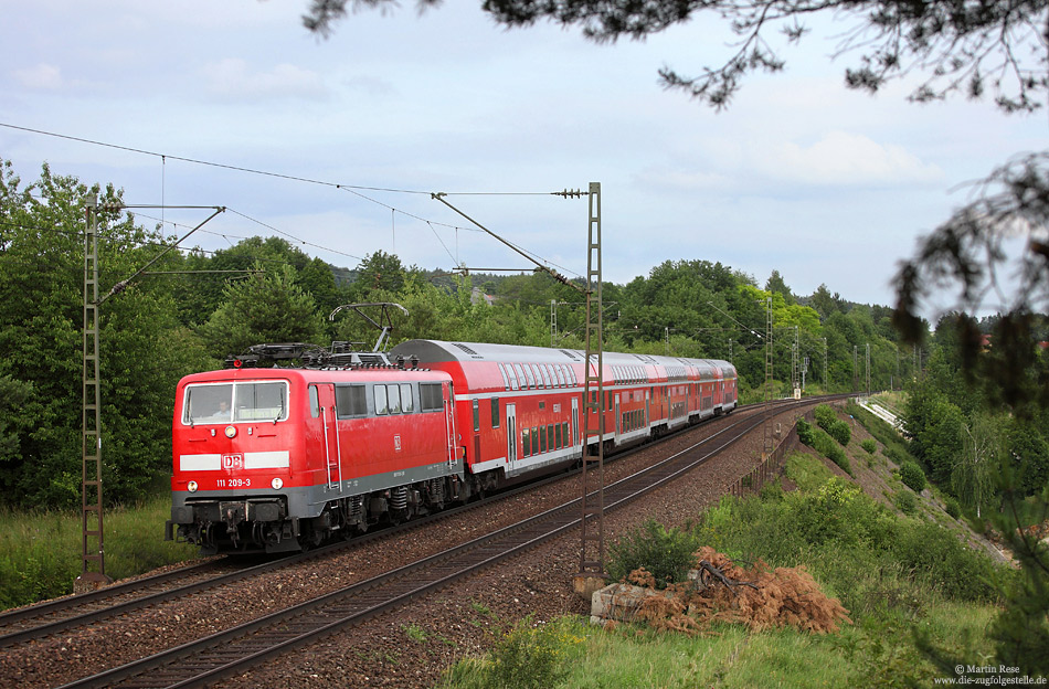 Am 17.6.2011 fährt die 111 209 mit dem RE4260 bei Laaber nach Nürnberg