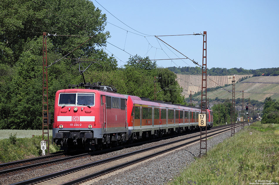 Am 25.5.2011 fährt die 111 224 mit dem RE4610 bei Himmelstadt nach Würzburg Hbf. 