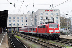 Mit der RB37371 nach Regensburg steht die Münchener 111 002 abfahrbereit in Ulm Hbf