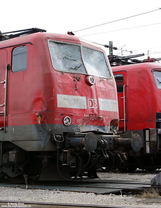Am 25.2.2008 stand die 111 004 mit Unfallschaden im Bw München abgestellt