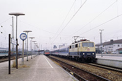 111 029 mit IR2162 Berlin – Oberstdorf in Landshut.