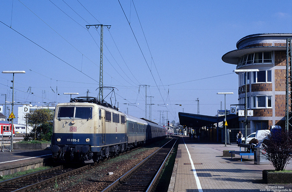 111 035 vom Bw München mit RE28157 Heidelberg – Stuttgart in Bruchsal 