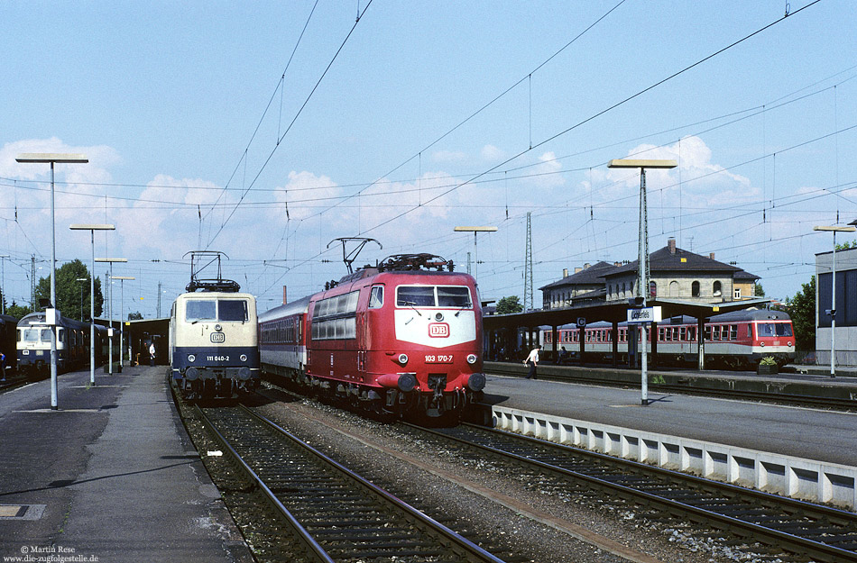 111 040 vom Bw München mit R3049 und 103 170 vom Bw Frankfurt mit IC 705 in Lichtenfels