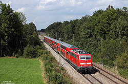 Am 21.9.2013 fährt die 111 067 mit dem RE79021 bei Hilperting nach Salzburg.