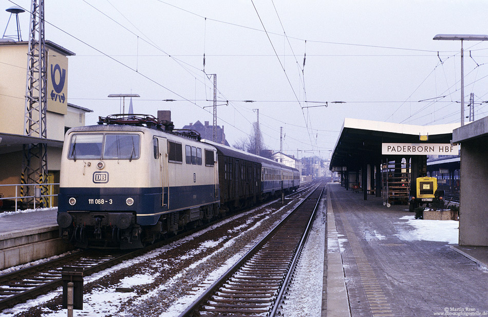 E3658 Altenbeken - Duisburg bespannt mit der Münchener 111 068 in Paderborn Hbf