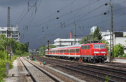 Mit einem Regionalexpress nach Salzburg eilt die 111 071 am 16.5.2012 durch den Bahnhof München-Heimeranplatz. Die Lok wurde inzwischen ausgemustert und im Juni 2020 in Opladen verschrottet.