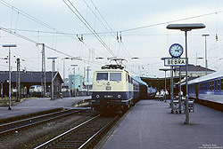 mit dem E3674 Frankfurt – Eichenberg verlässt die Münchener 111 189 den Bahnhof Bebra