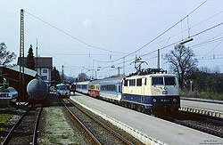 FD1981 Hamburg Altona - Berchtesgaden bespannt mit der Münchener 111 224 in Prien am Chiemsee 
