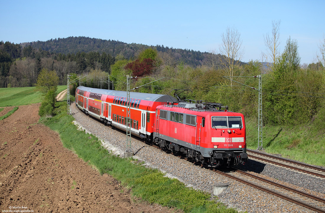 Kurz vor Schwäbisch Gmünd eilt die 111 131 am 24.4.2017 mit dem RE19417 nach Aalen.
