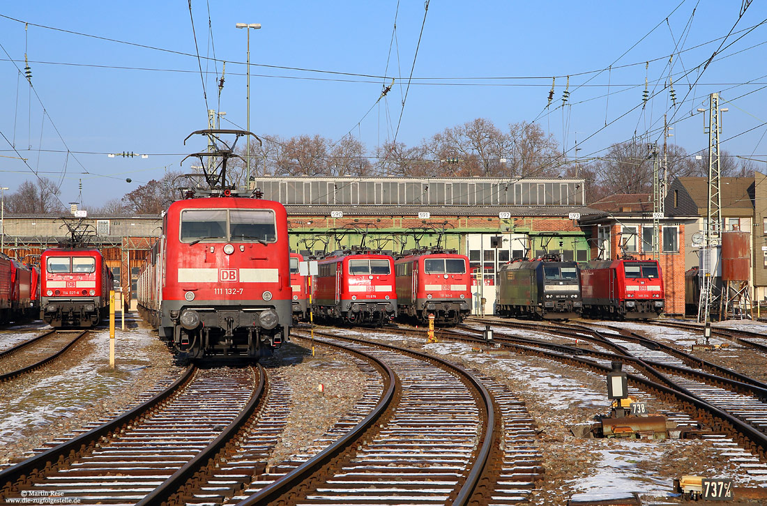 Im Bw Stuttgart wartet die 111 132 am 19.1.2017 auf den nächsten Einsatz. Wo seiner Zeit noch zahlreiche Lokomotiven der Baureihen 111, 114, 143, 146 und 147  pausierten, findet man heute bestenfalls noch eine handvoll Fernverkehrslokomotiven.