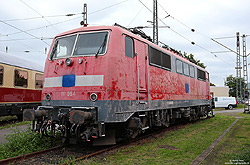 111 054 des Unternehmens Train rental TRI in verkehrsroter Lackierung in Köln Bbf