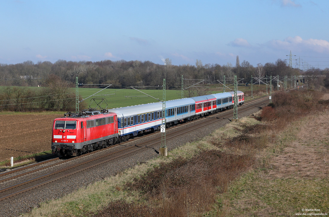 111 056 Gesellschaft für Eisenbahnbetrieb mit n-Wagen als NX-Ersatzzug bei Leverkusen Schlebusch