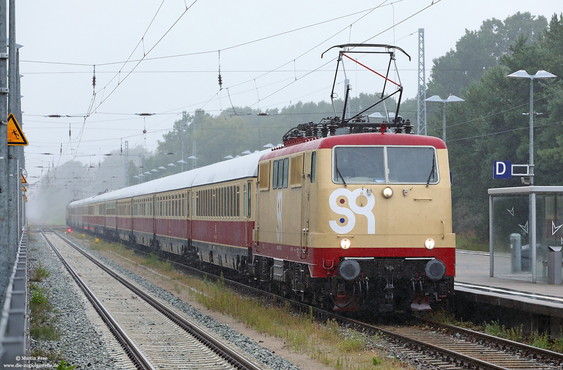 111 057 von Smart Rail mit AKE-TEE im Bahnhof Binz auf Rügen