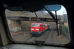 111 200 der GfF mit einer Wagenüberführung bei Dillenburg aus Baureihe 218 fotografiert