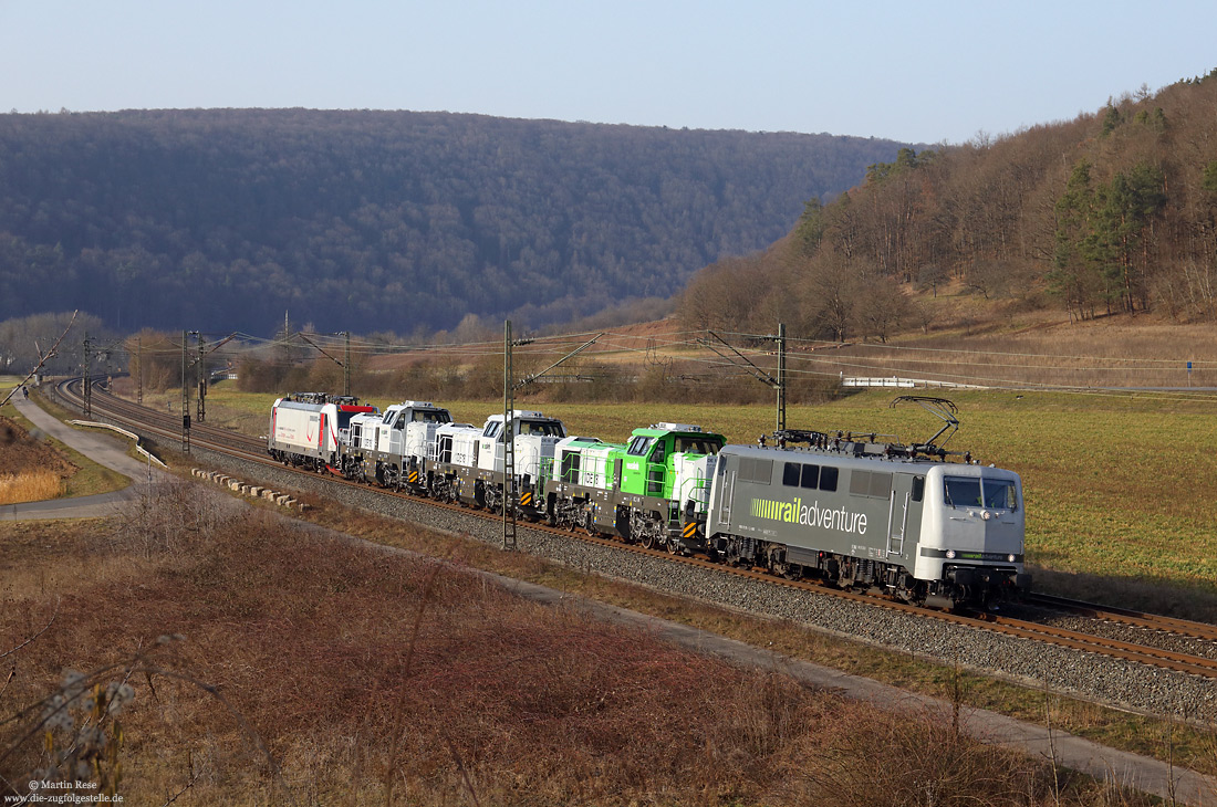 111 210 von Railadventure mit Loküberführung im Maintal bei Wernfeld