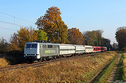 RailAdventure 111 215 mit dem defekten 620 044 im Schlepp zwischen Roisdorf und Brühl