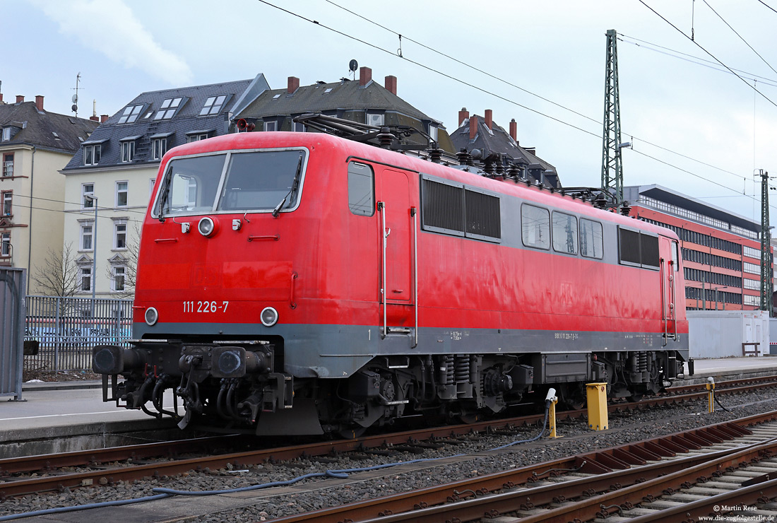 111 226 des EVU Smart Rail in verkehrsrot ohne Eigentumsmerkmale in Frankfurt Hbf
