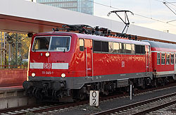 Im aktuellen Lack der DBAG präsentiert sich die Ludwigshafener 111 045 in Mannheim Hbf.