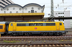 111 059 von DB Netz AG -Instandsetzung/Maschinenpool in gelber Lackierung 