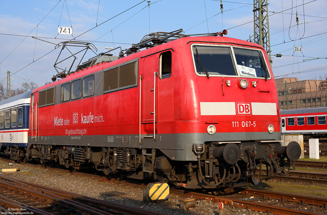 Die 111 067 von DB-Gebrauchtzug trägt auf den Seitenwänden den Schriftzug „Miete oder kaufe mich. db-gebrauchtzug.de“, fotografiert am 17.10.2017 in Stuttgart Rosenstein.