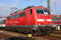 Die 111 067 von DB-Gebrauchtzug trägt auf den Seitenwänden den Schriftzug „Miete oder kaufe mich. db-gebrauchtzug.de“, fotografiert am 17.10.2017 in Stuttgart Rosenstein.