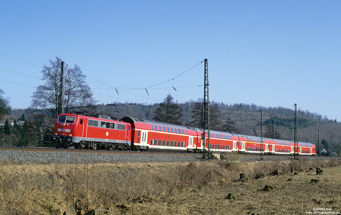 Ebenfalls mit schmalem Kontrastbalken war die Frankfurter 111 097 im Einsatz. Aus Fulda kommend fährt die Lok am 22.2.2003 mit dem RE15315 bei Wirtheim nach Frankfurt/Main Hbf.