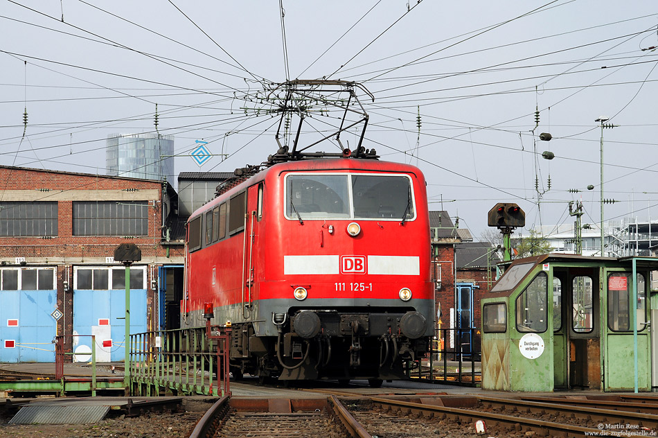 Die Baureihe 111 hat in Köln eine lange Tradition, obwohl hier erst seit 2003 Lokomotiven dieser Baureihe beheimatet sind. Am 14.4.2008 präsentiert sich die Kölner 111 125 auf der Drehscheibe Ost in Köln Deutzerfeld.