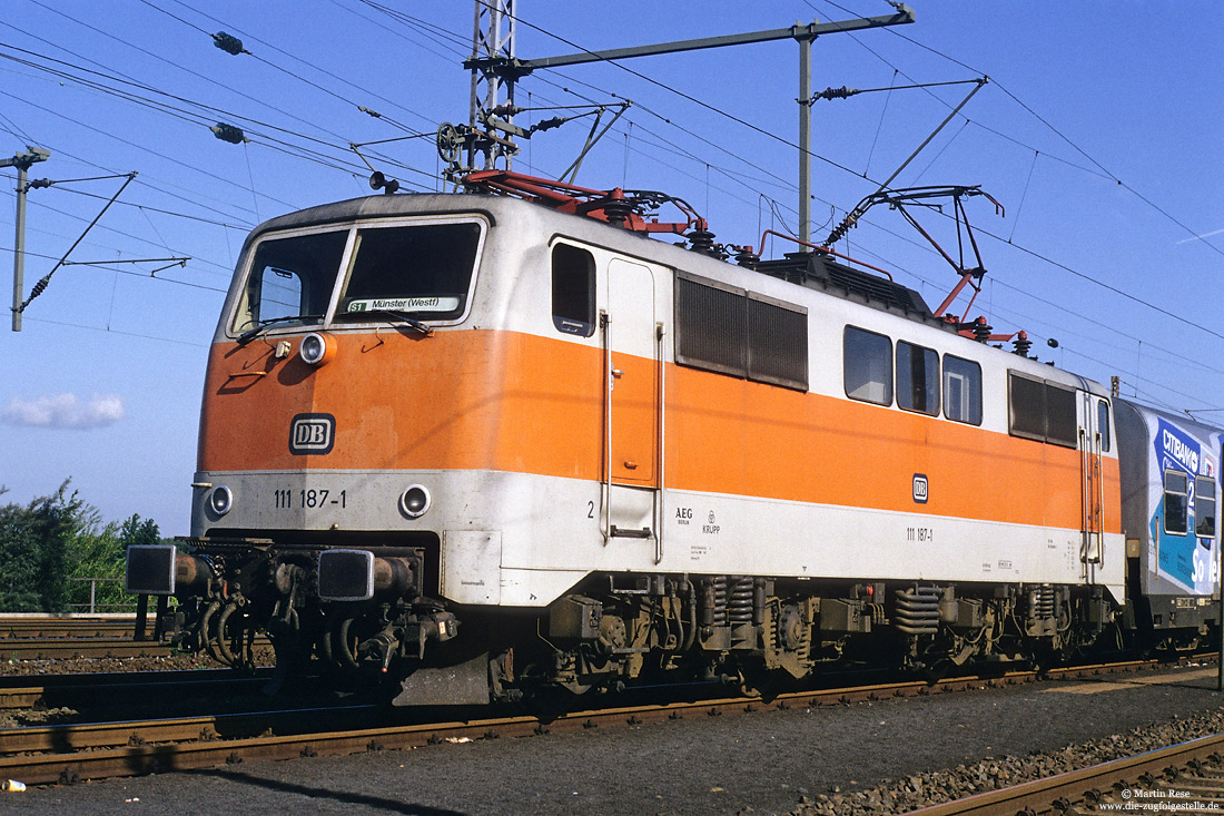 Die Aufnahme der Düsseldorfer 111 187 entstand am 11.7.1993 in Köln Worringen.